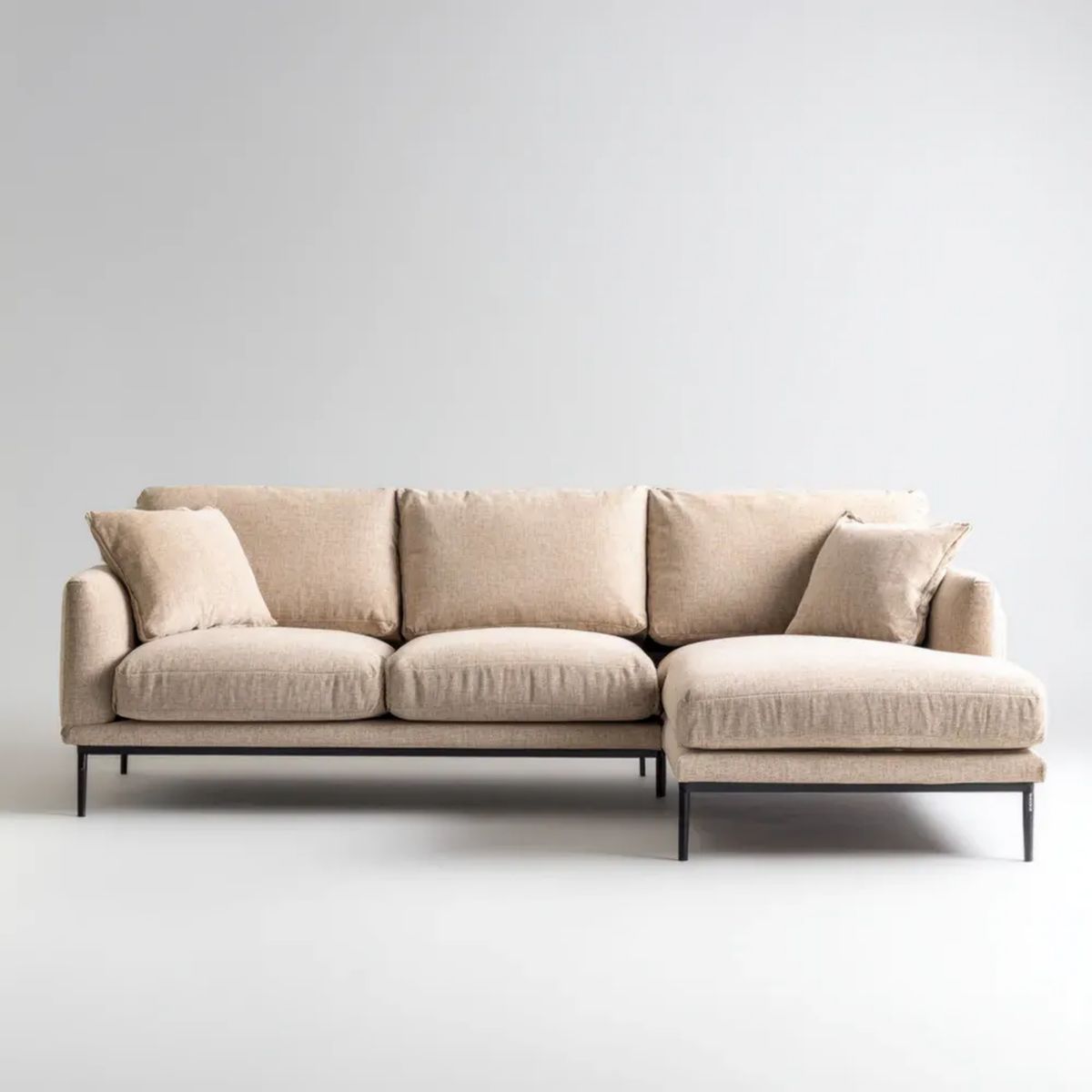 Beżowa sofa narożna z prawostronnym szezlongiem, tkaninowa, 250 × 160 × 85 cm